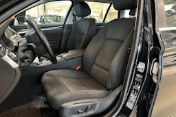 musta BMW 520 2013 kuva 11.