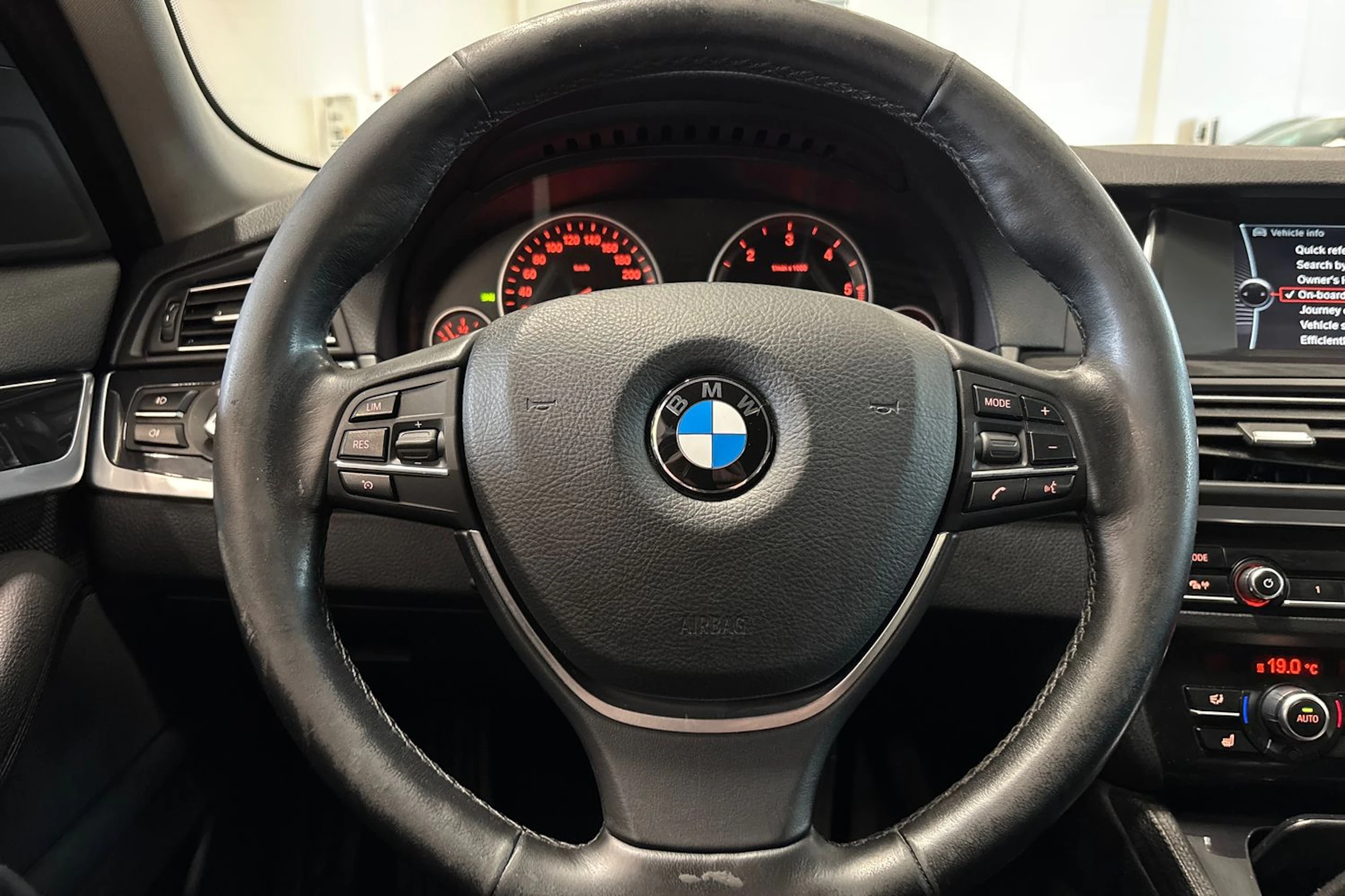 musta BMW 520 2013 kuva 12.