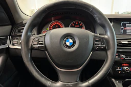 musta BMW 520 2013 kuva 12.