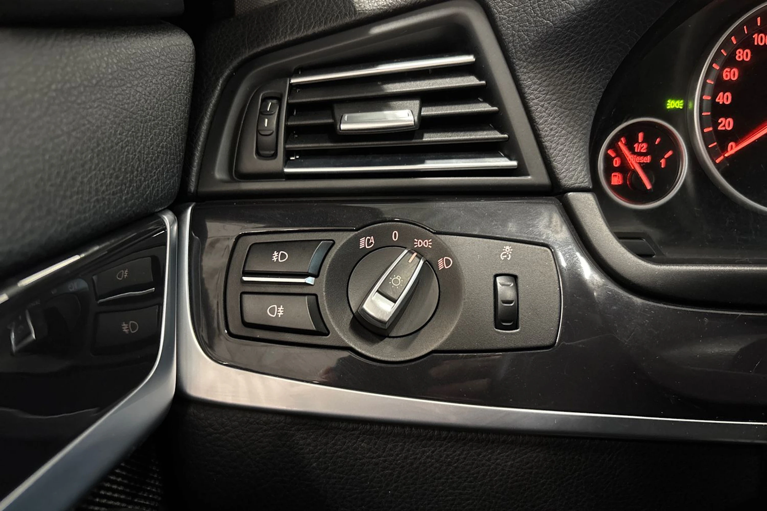musta BMW 520 2013 kuva 16.
