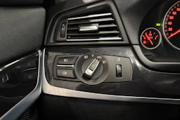 musta BMW 520 2013 kuva 16.