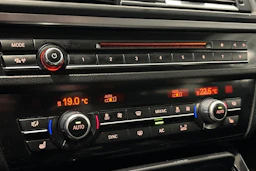 musta BMW 520 2013 kuva 22.