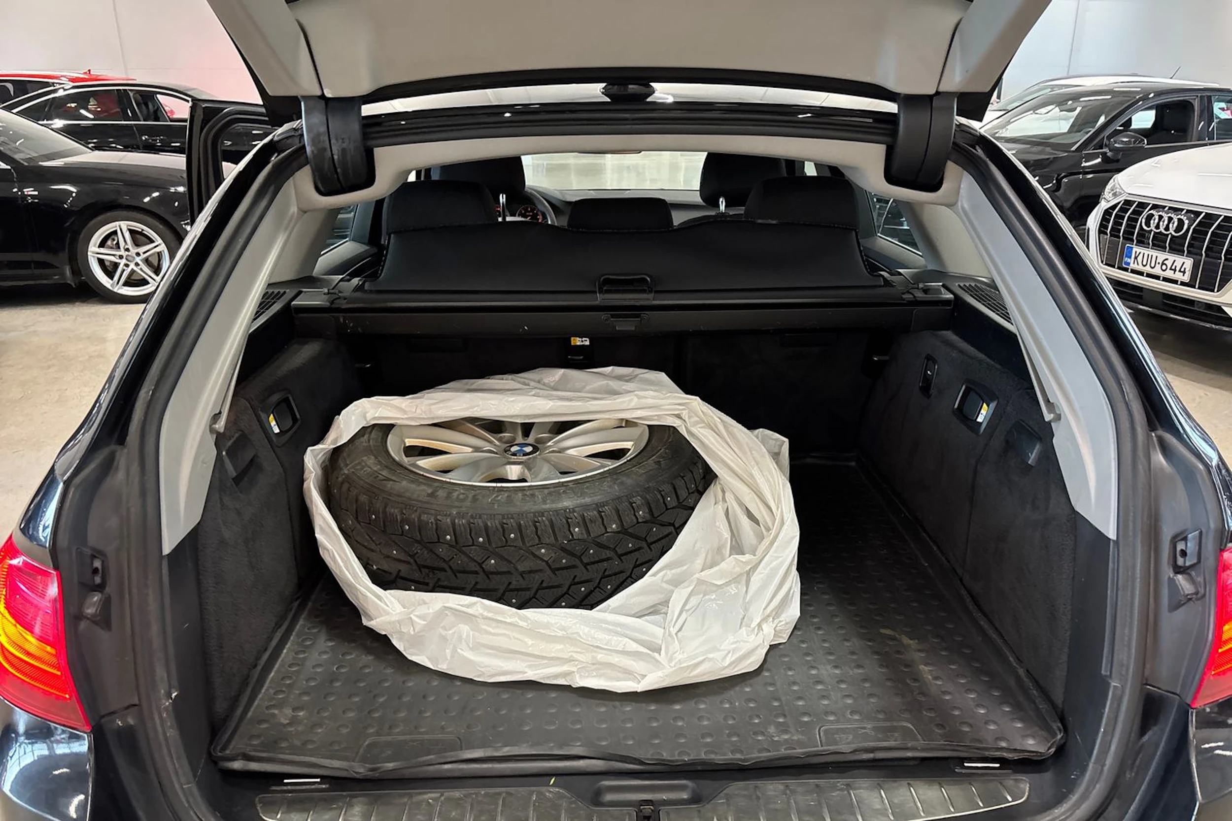 musta BMW 520 2013 kuva 27.