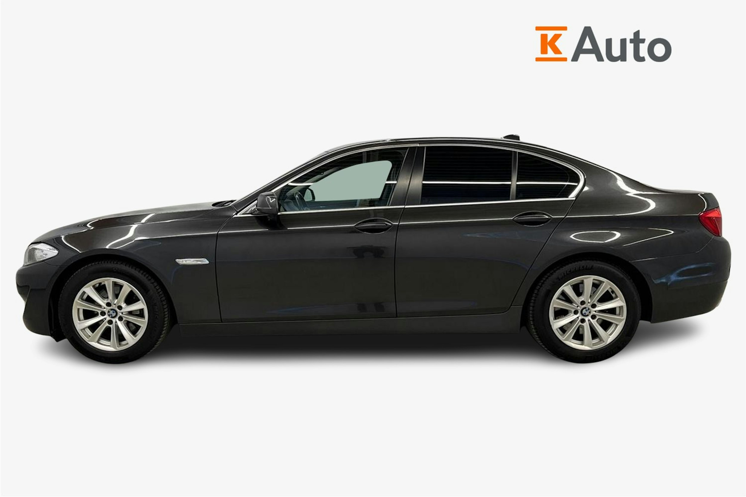 harmaa BMW 520 2013 kuva 6.