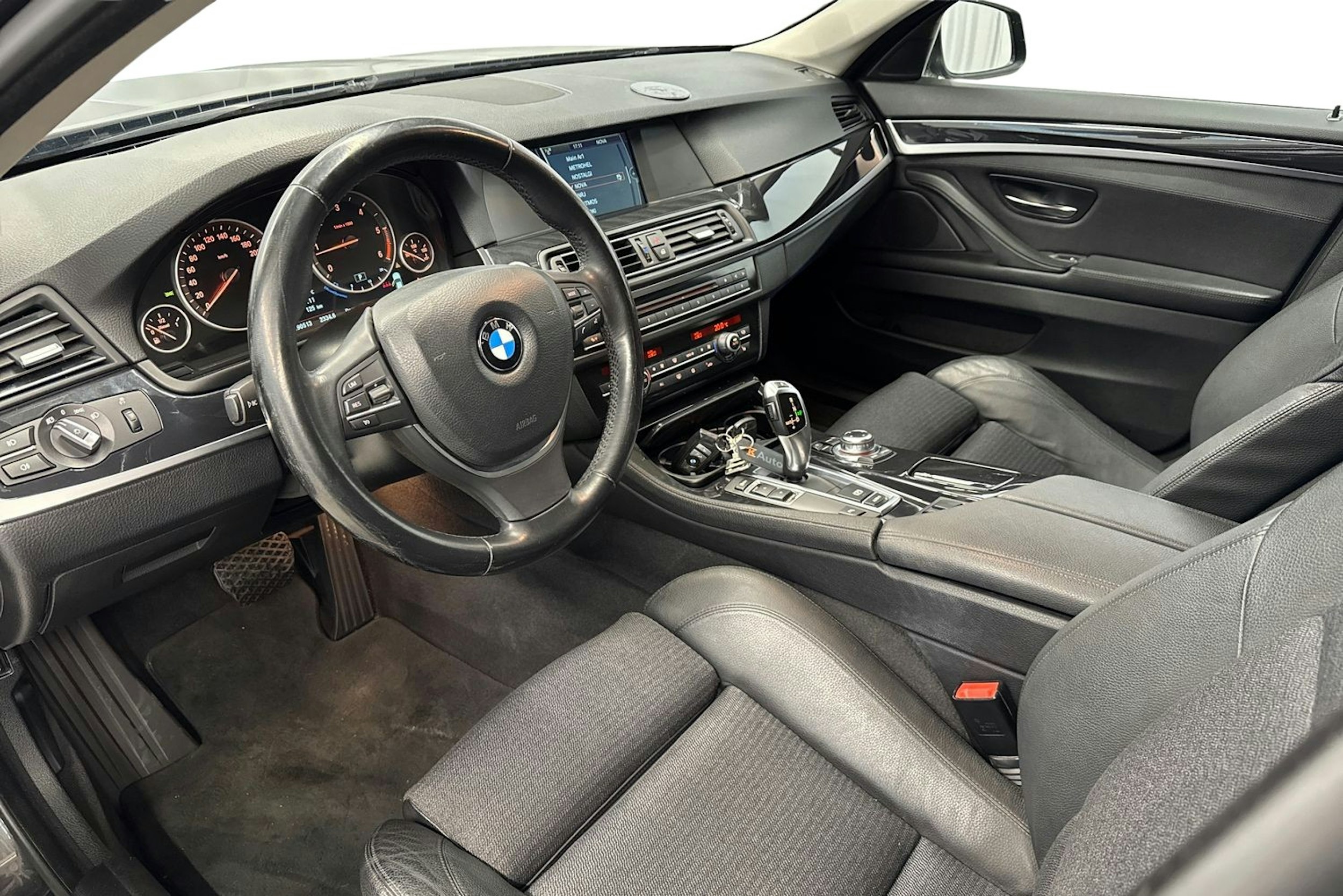harmaa BMW 520 2013 kuva 7.