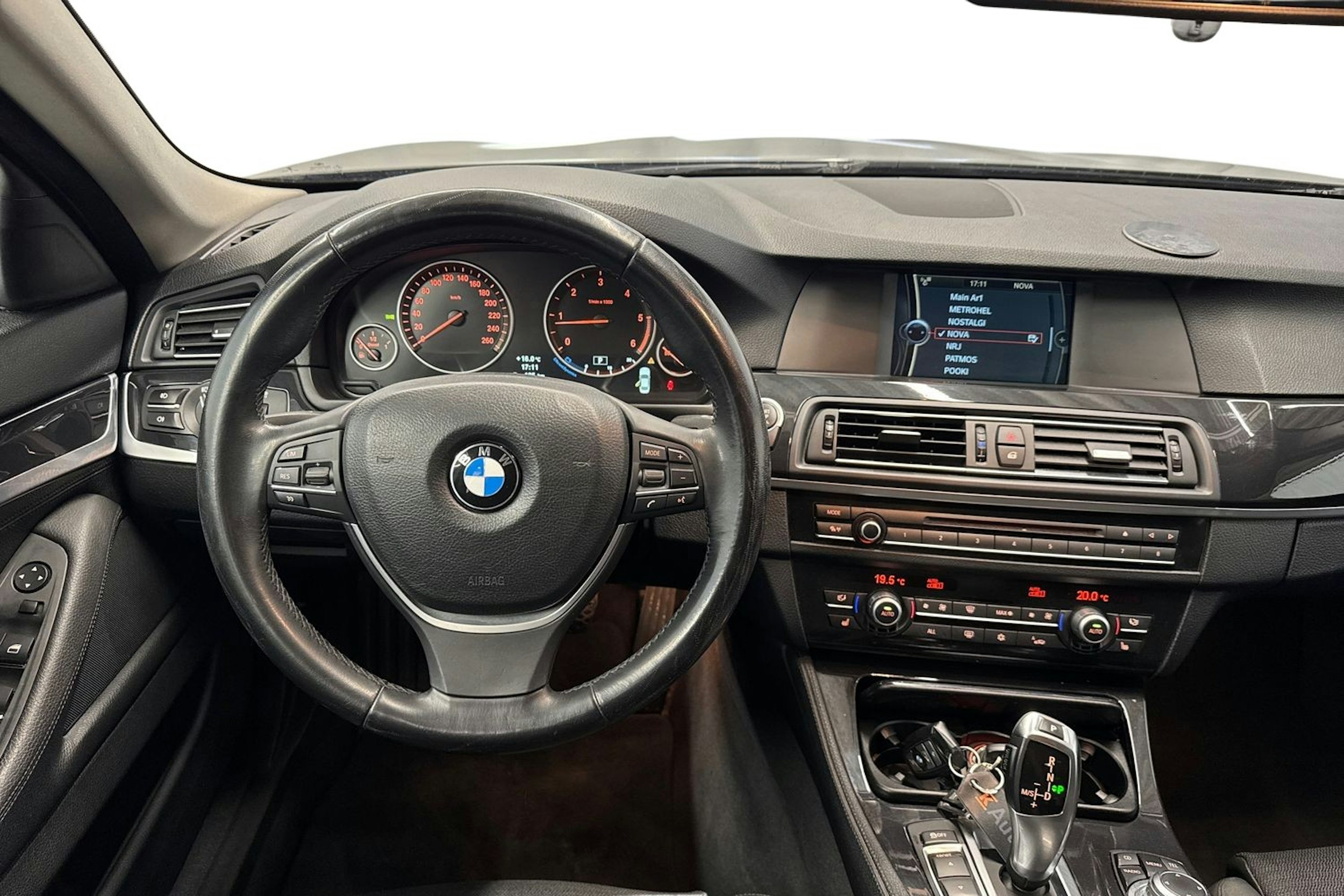 harmaa BMW 520 2013 kuva 9.