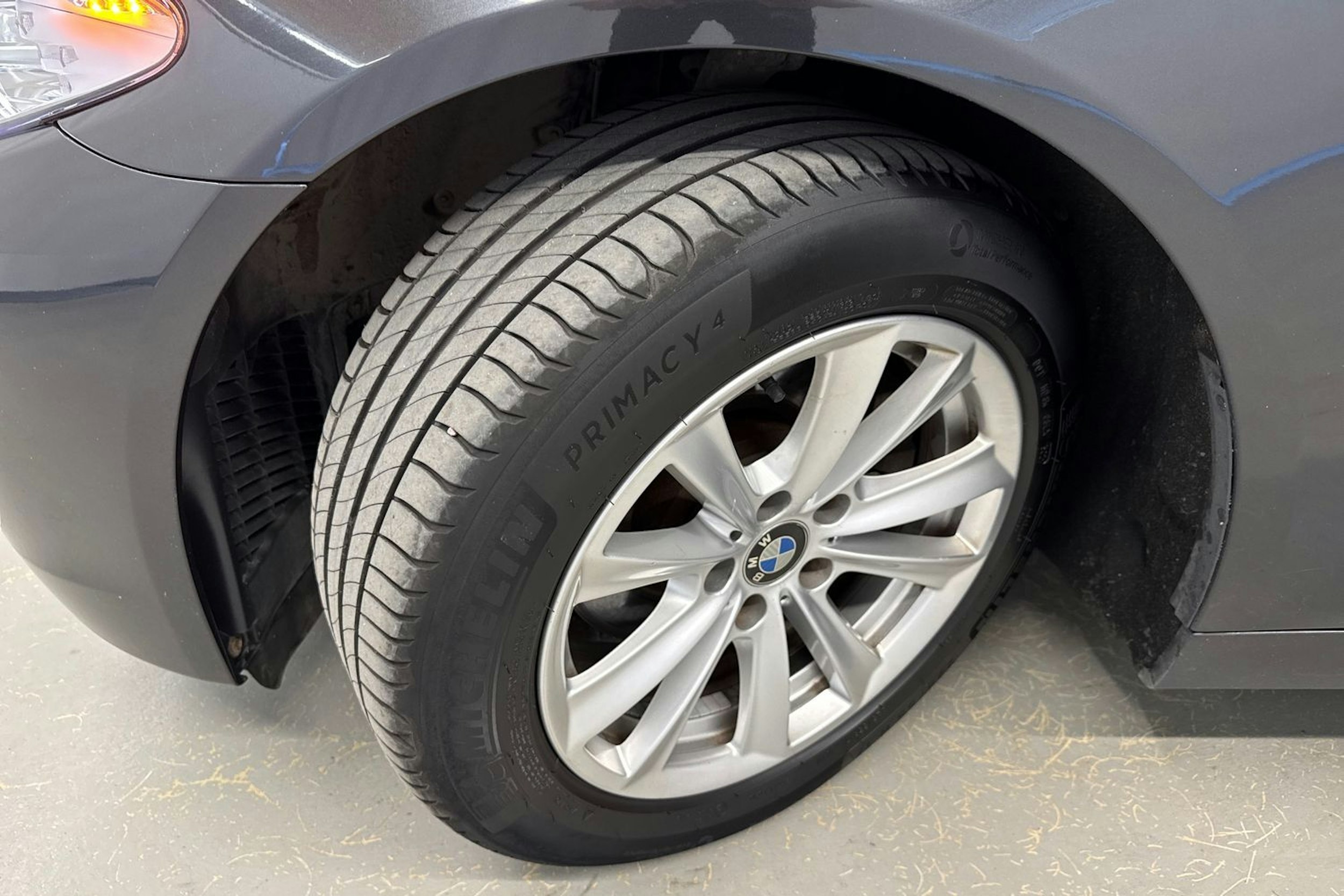 harmaa BMW 520 2013 kuva 13.