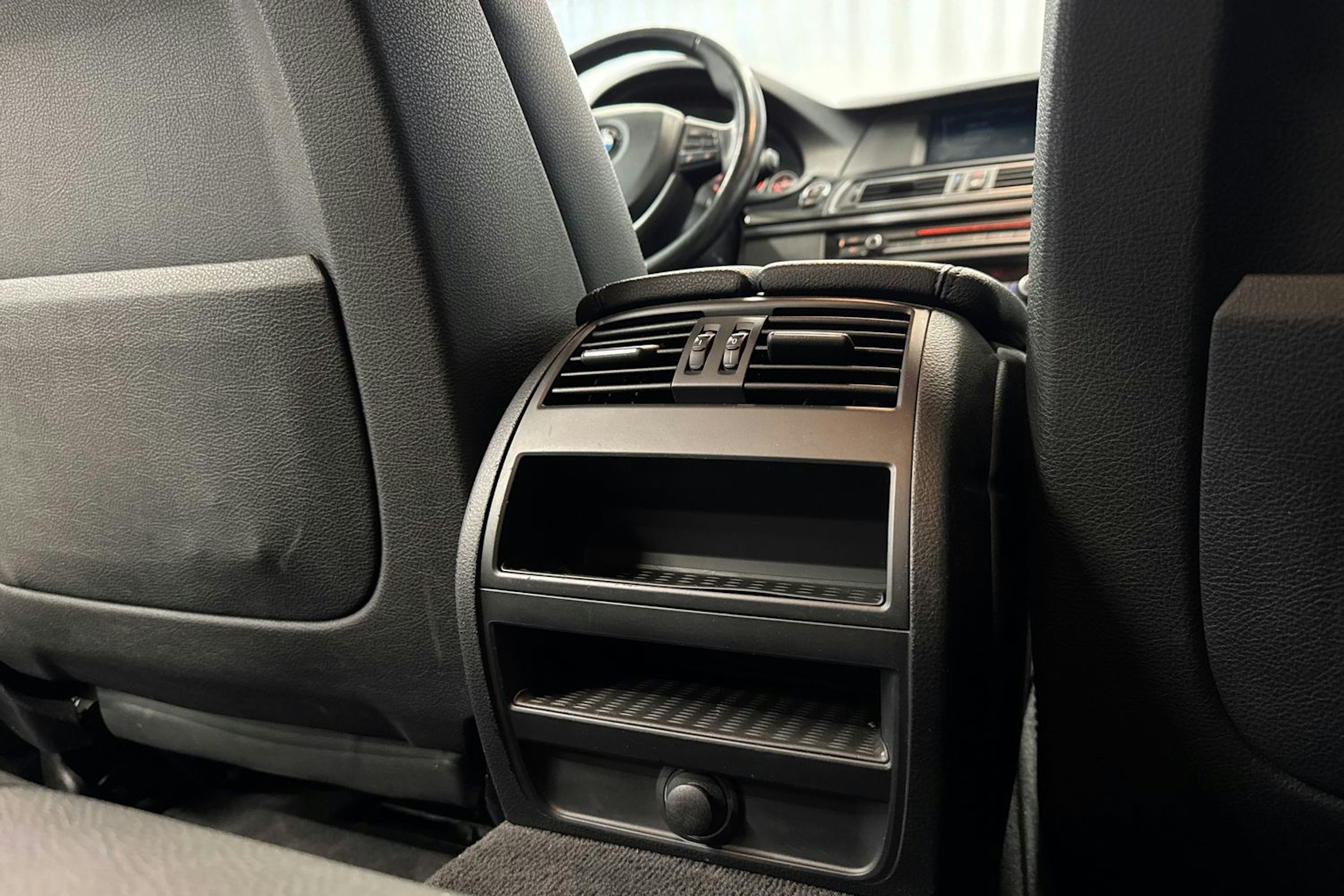 harmaa BMW 520 2013 kuva 14.