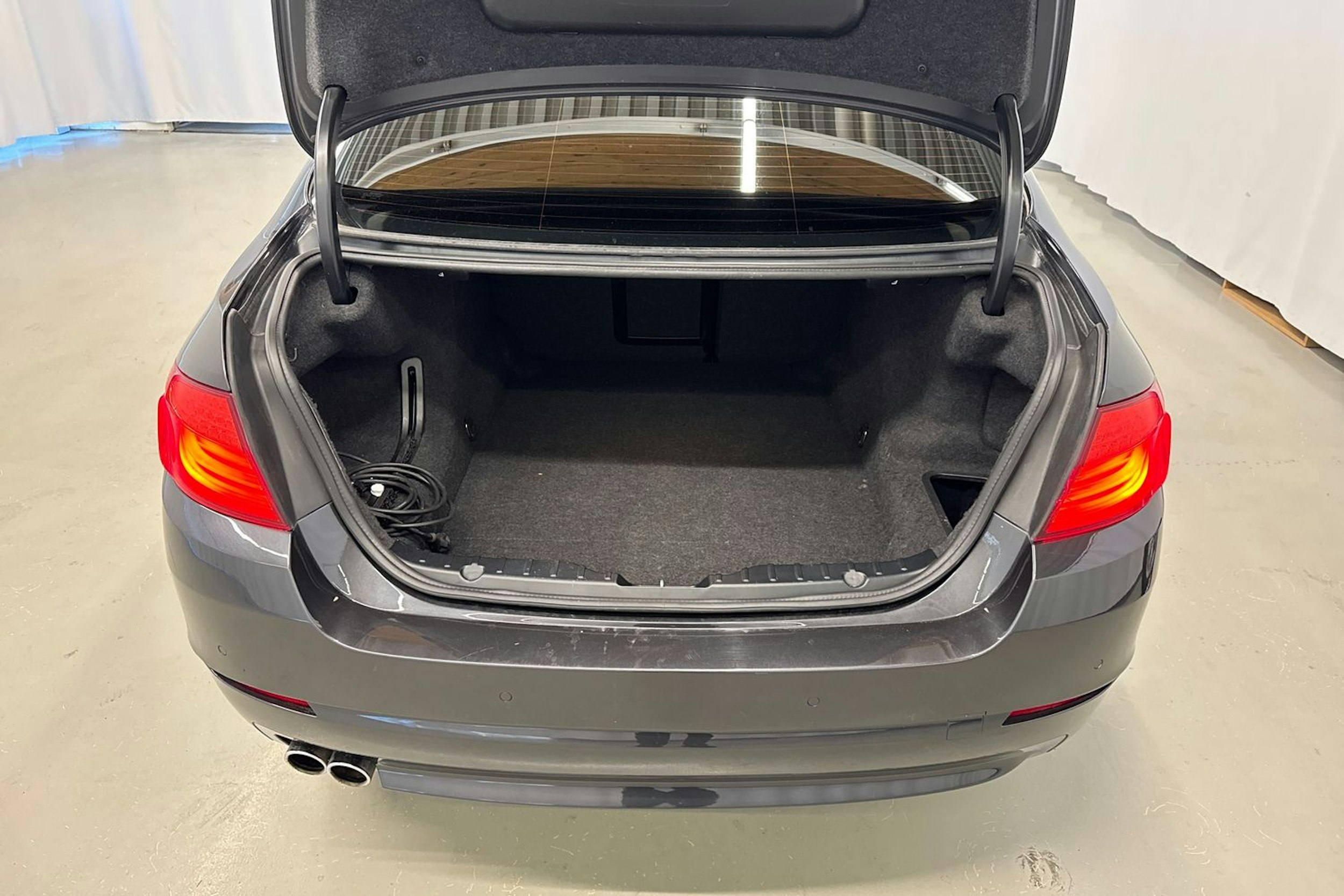 harmaa BMW 520 2013 kuva 15.