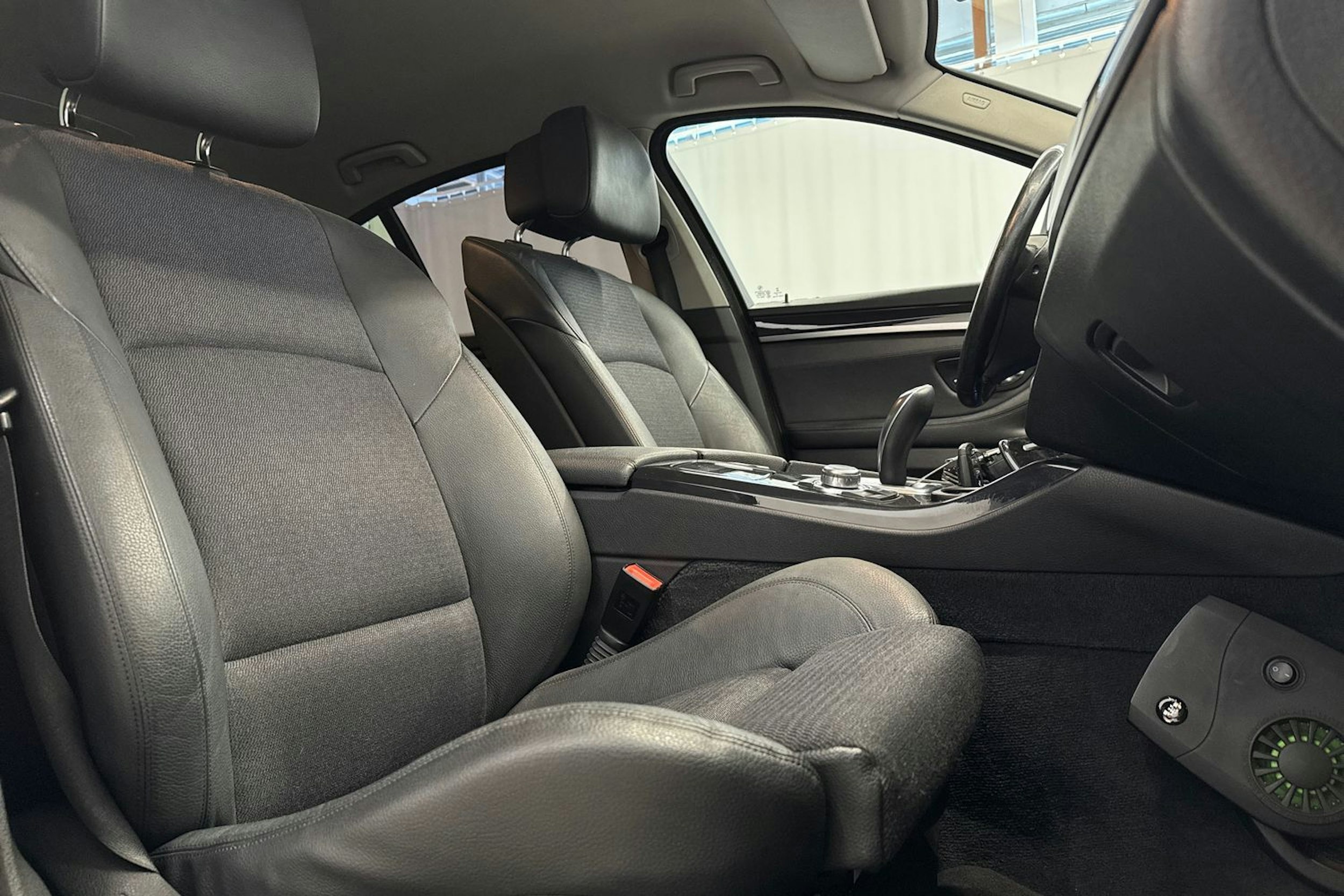 harmaa BMW 520 2013 kuva 17.
