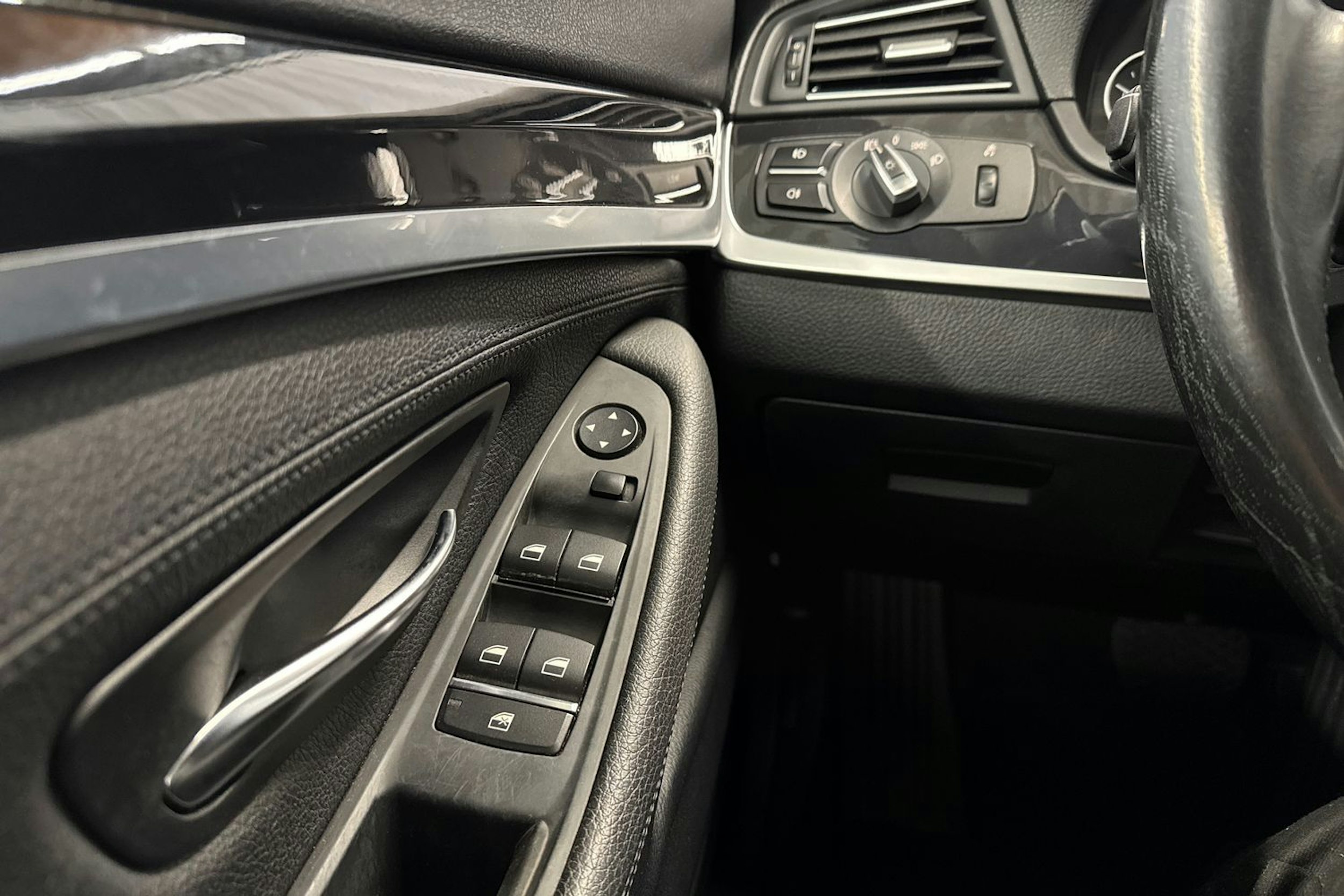 harmaa BMW 520 2013 kuva 20.