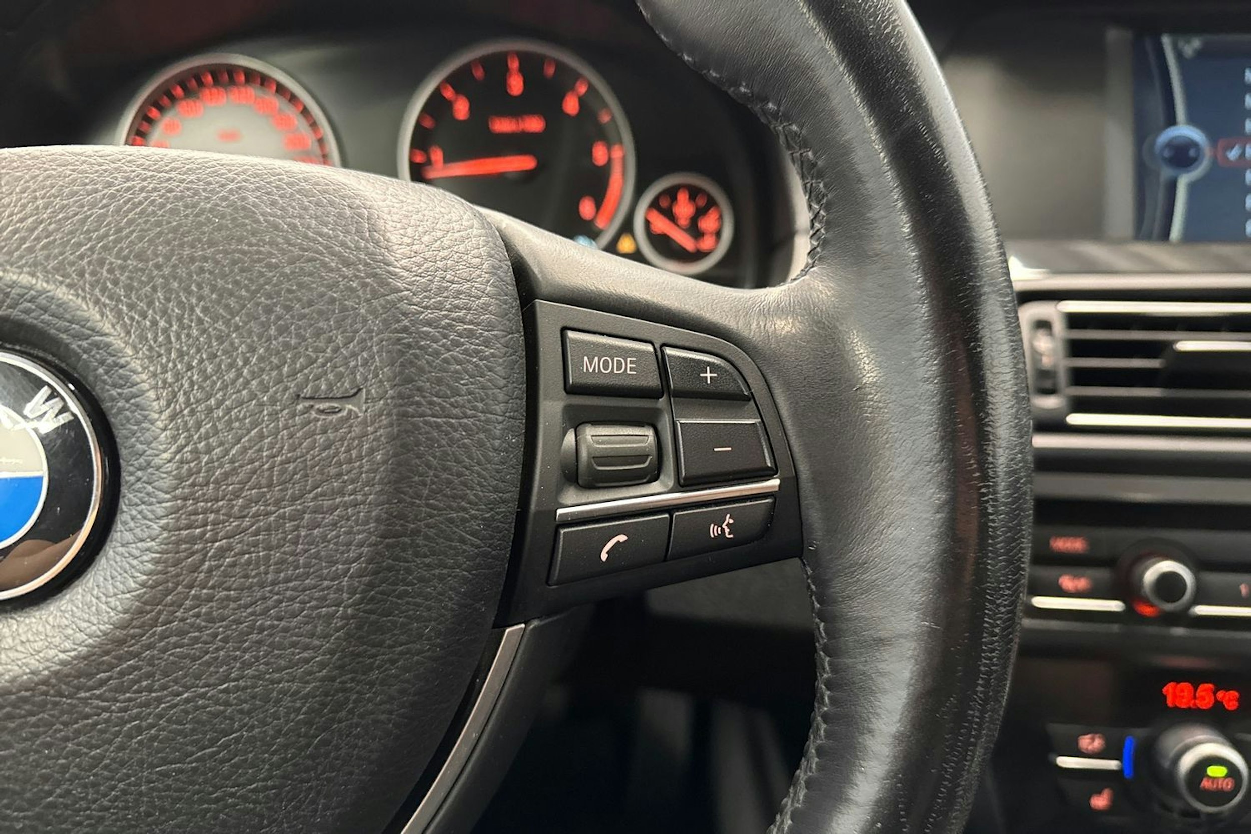 harmaa BMW 520 2013 kuva 23.