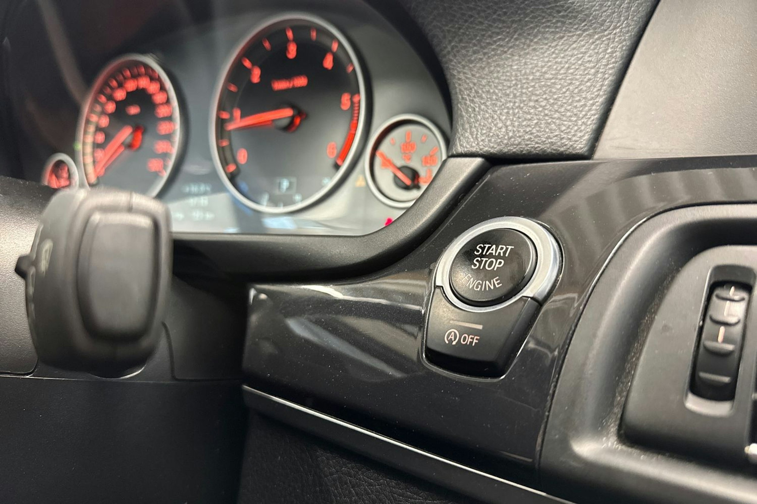 harmaa BMW 520 2013 kuva 24.