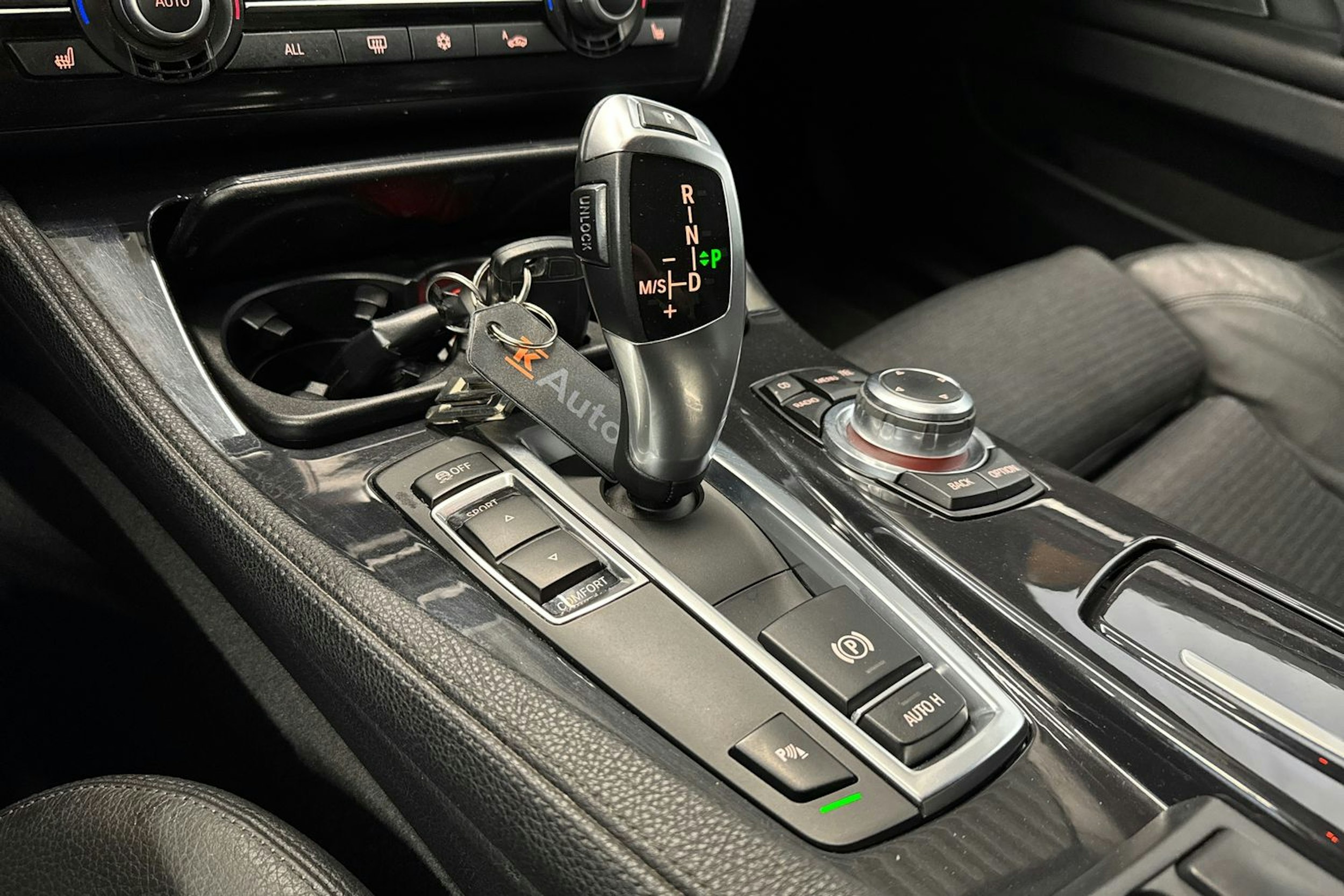 harmaa BMW 520 2013 kuva 29.
