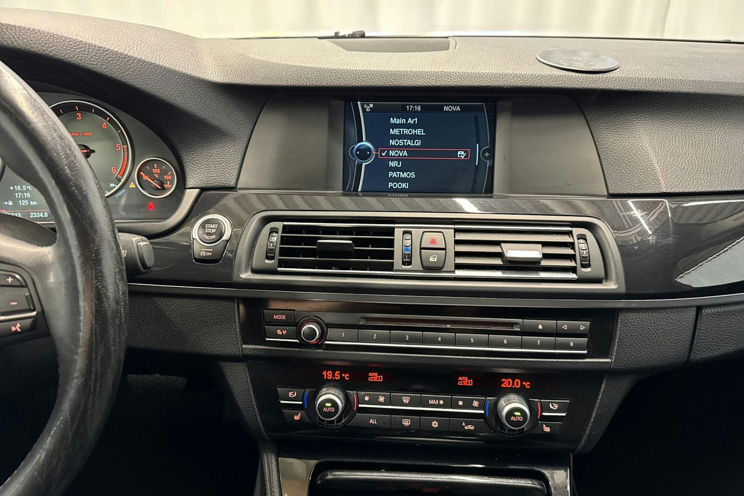 harmaa BMW 520 2013 kuva 30.