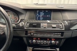 harmaa BMW 520 2013 kuva 30.