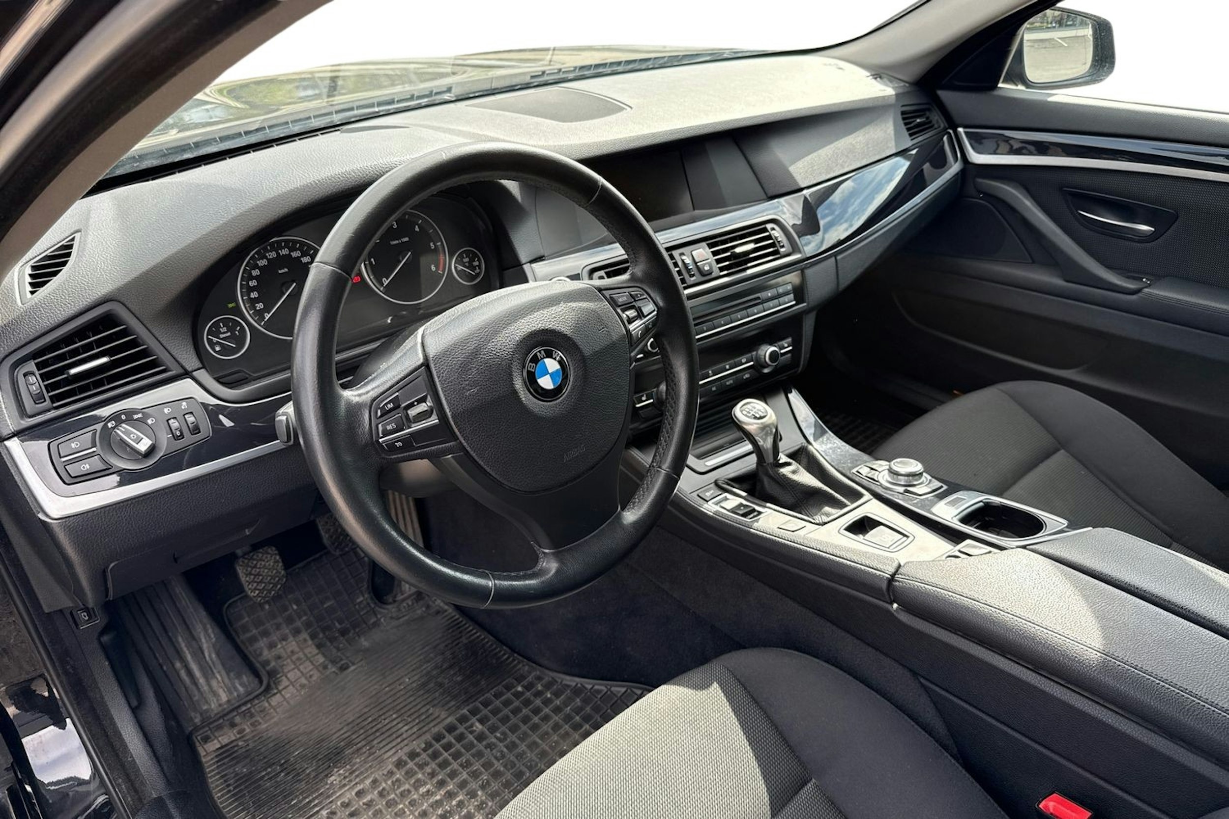 musta BMW 520 2013 kuva 3.