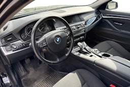 musta BMW 520 2013 kuva 3.