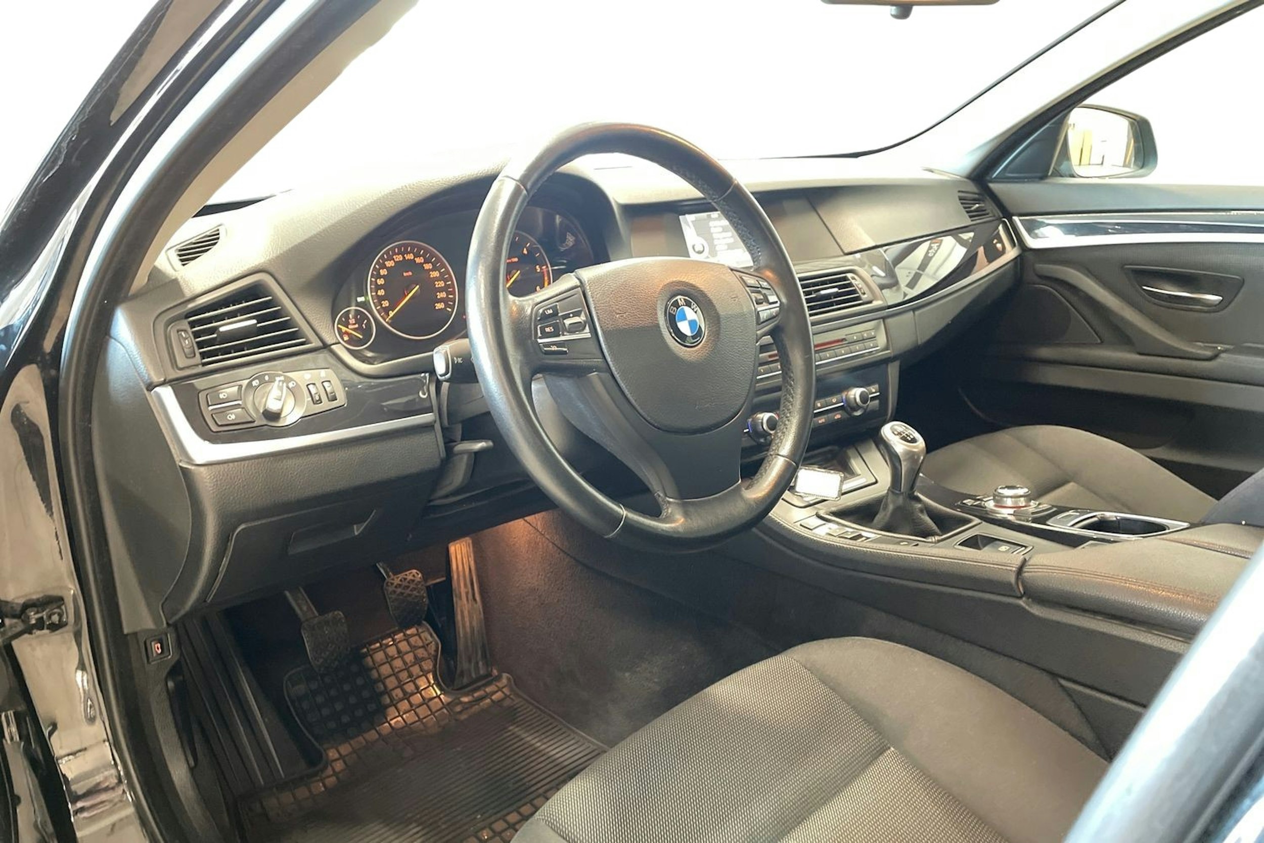 musta BMW 520 2013 kuva 7.