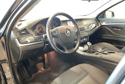 musta BMW 520 2013 kuva 7.