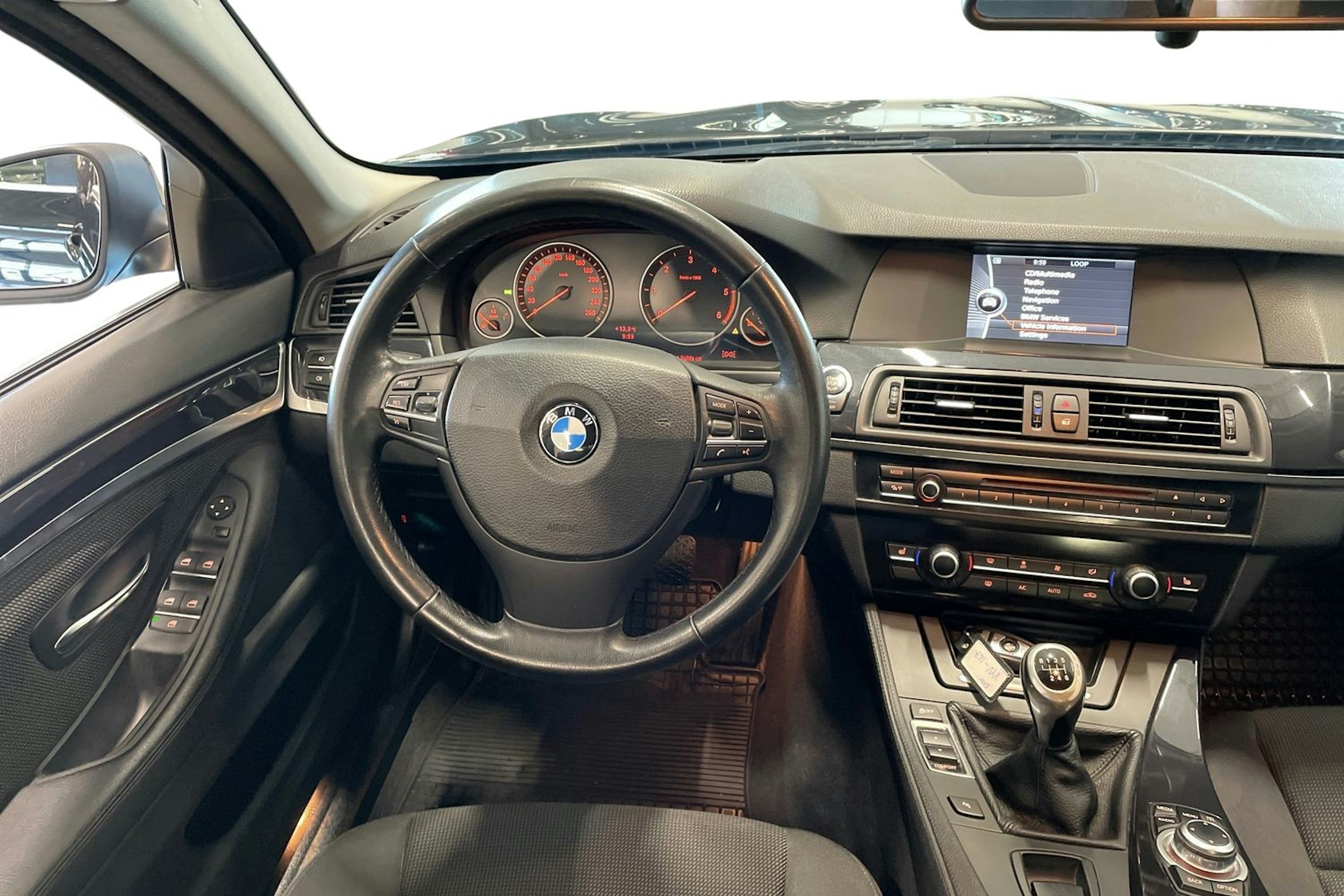 musta BMW 520 2013 kuva 9.