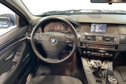 musta BMW 520 2013 kuva 9.