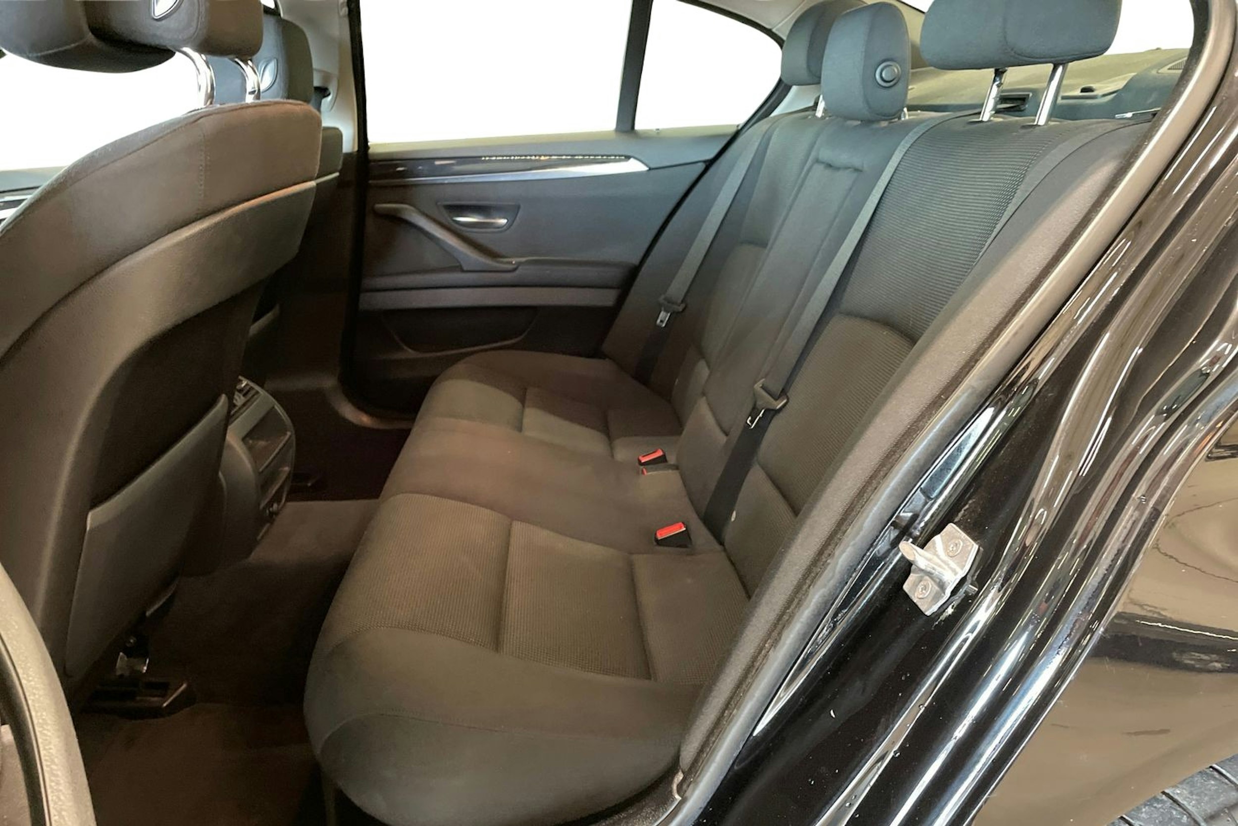 musta BMW 520 2013 kuva 10.