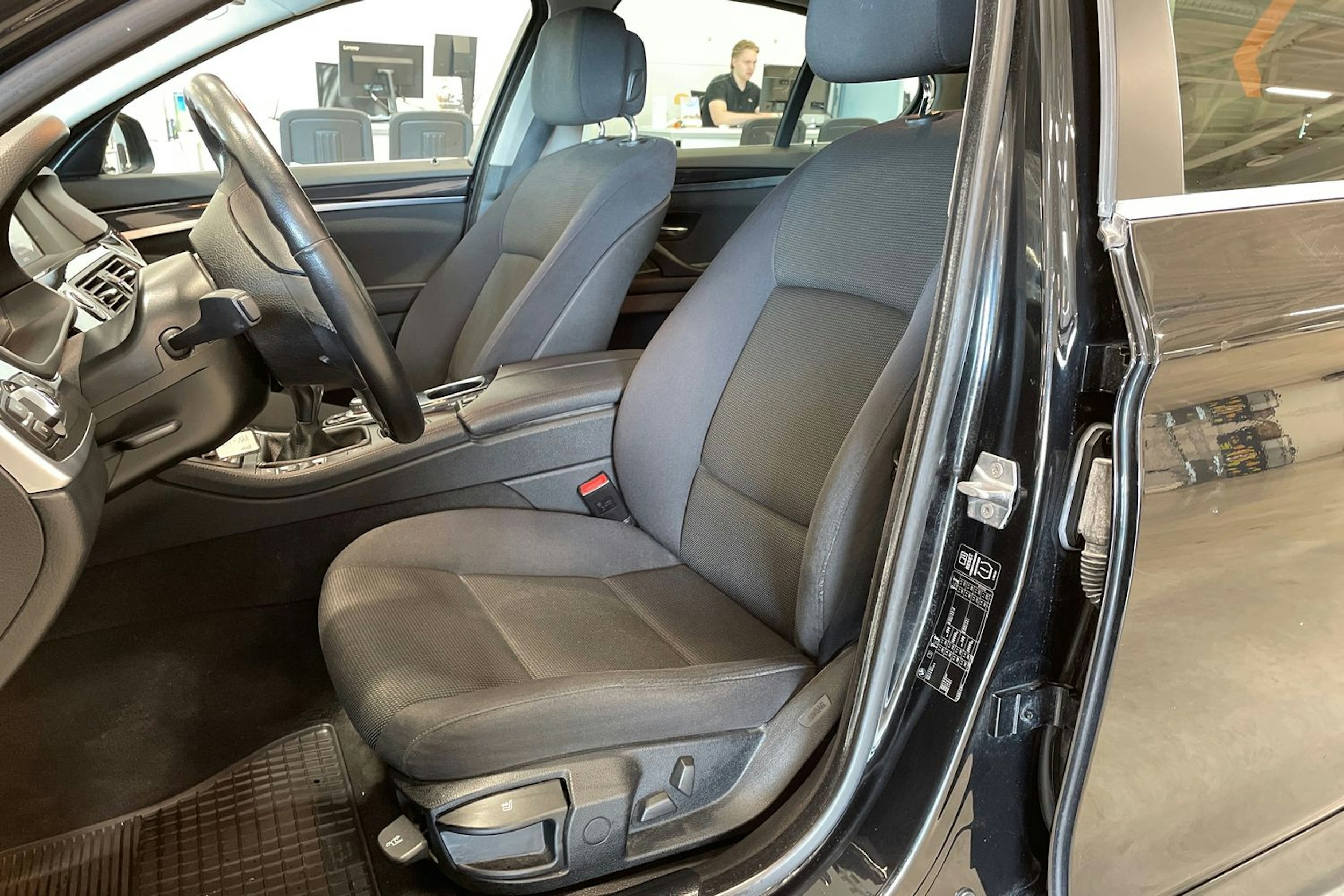 musta BMW 520 2013 kuva 14.