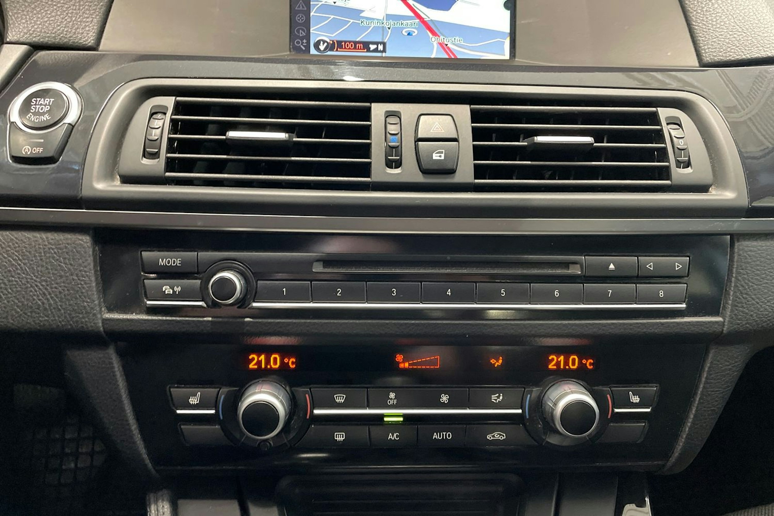 musta BMW 520 2013 kuva 23.