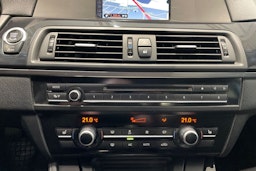 musta BMW 520 2013 kuva 23.