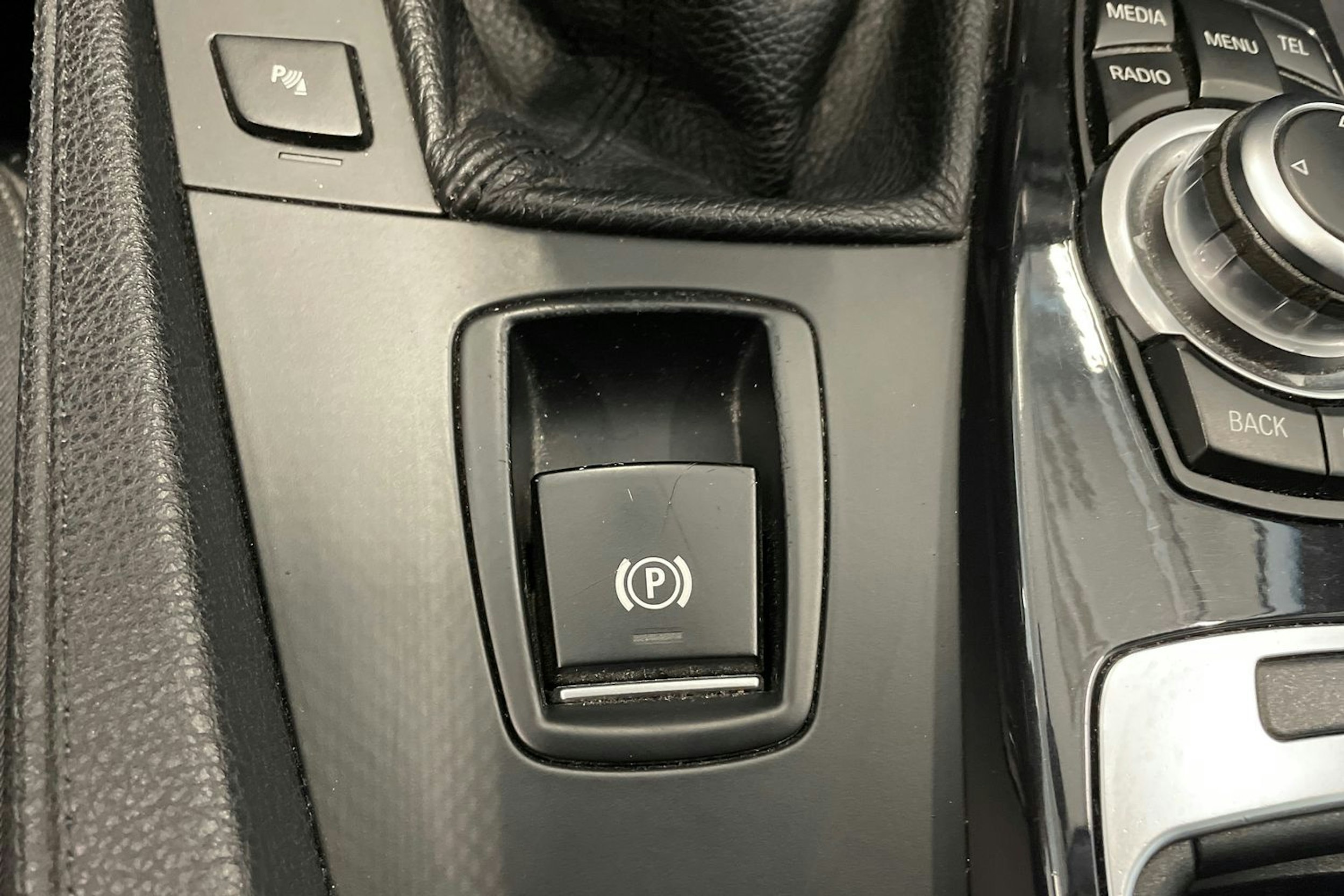 musta BMW 520 2013 kuva 26.