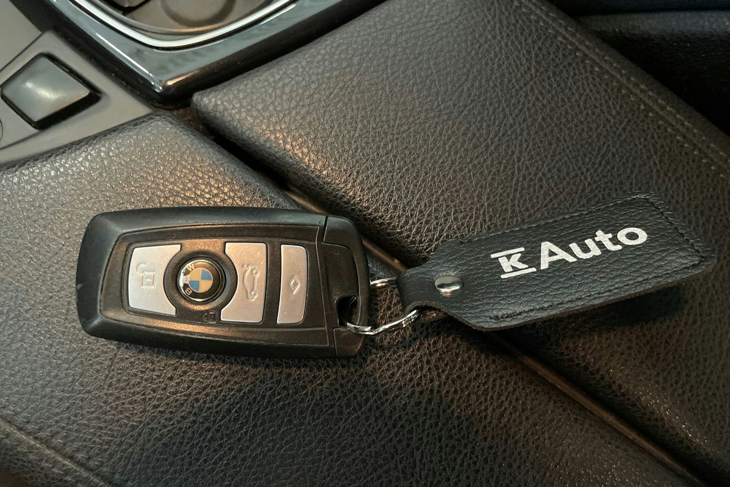 musta BMW 520 2013 kuva 29.
