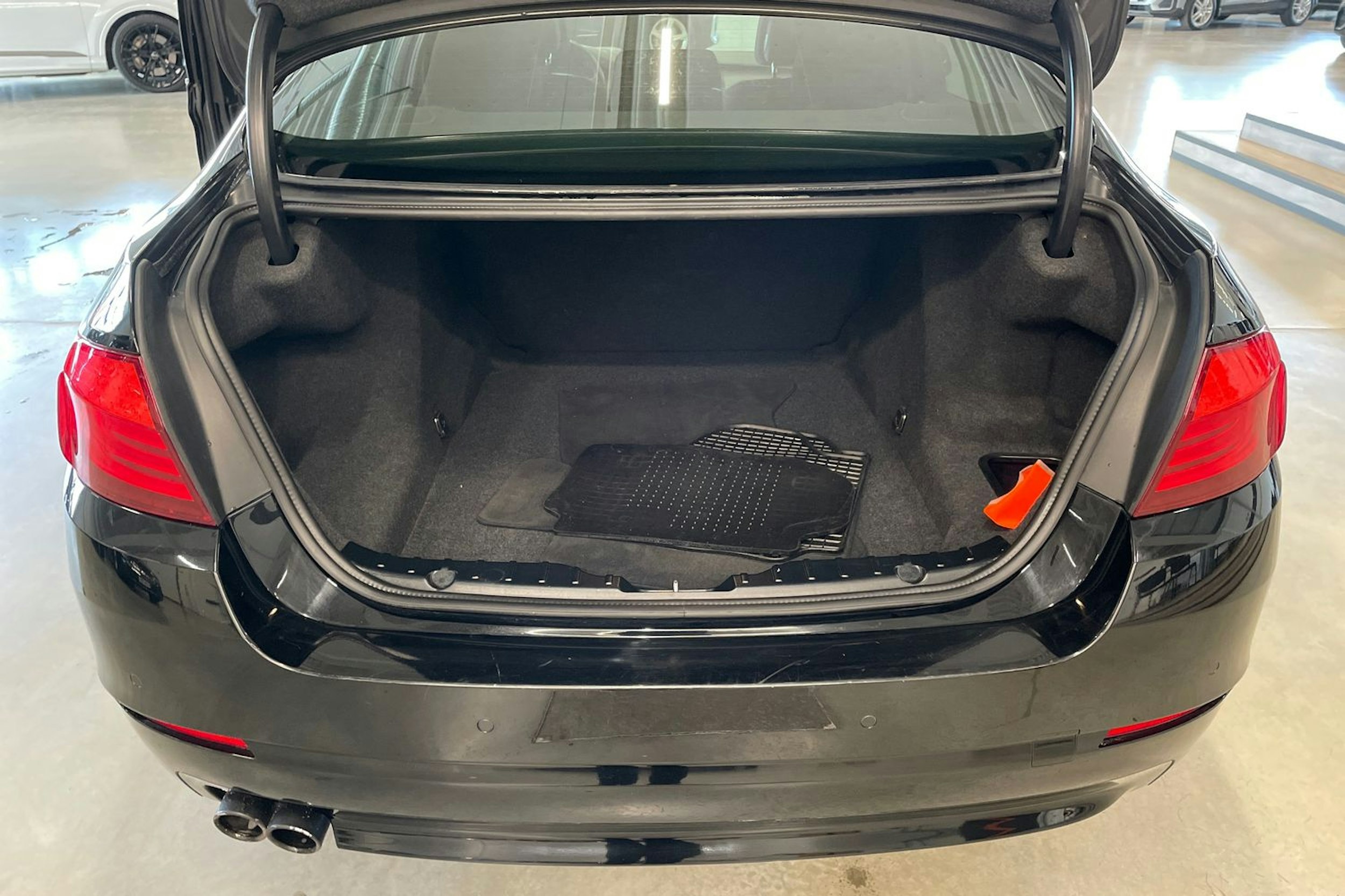 musta BMW 520 2013 kuva 30.