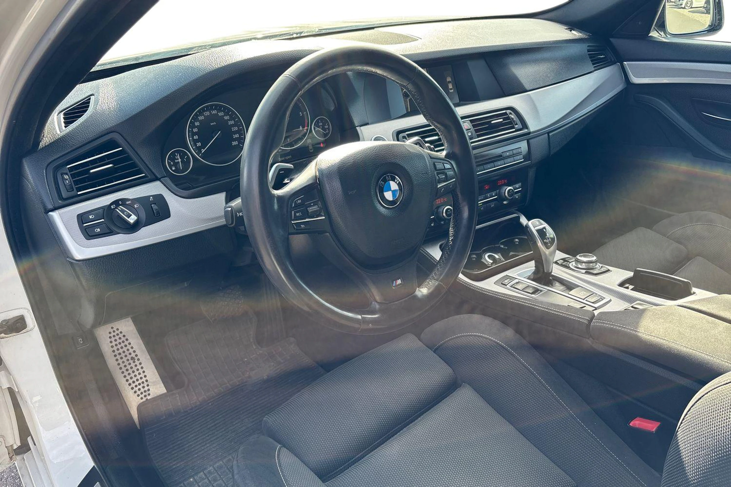 valkoinen BMW 520 2013 kuva 3.