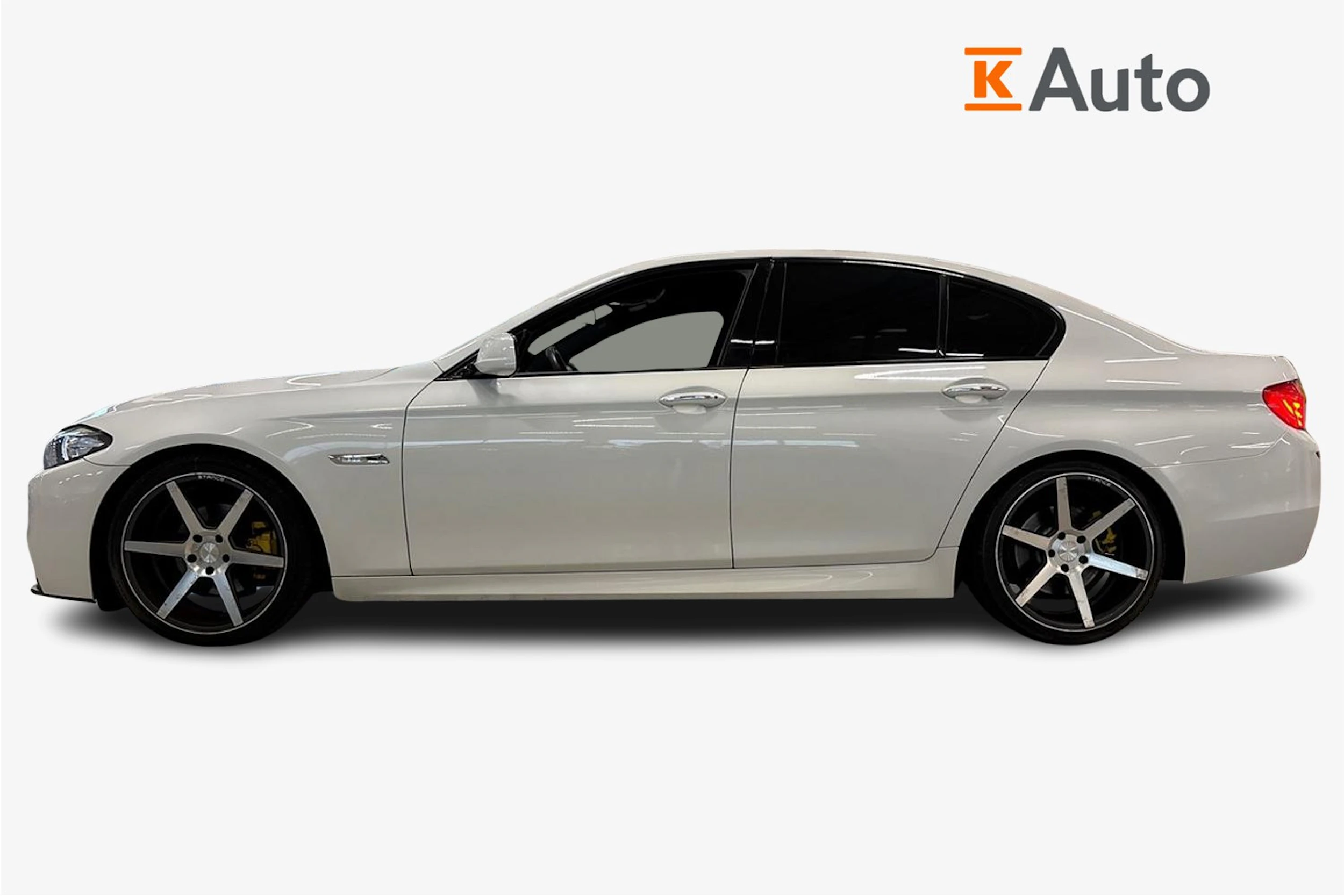 valkoinen BMW 520 2013 kuva 5.