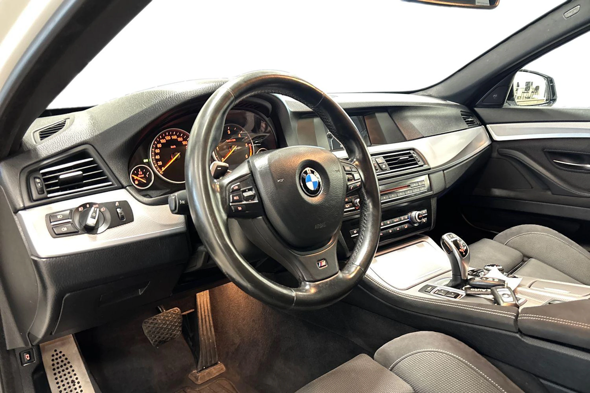 valkoinen BMW 520 2013 kuva 6.