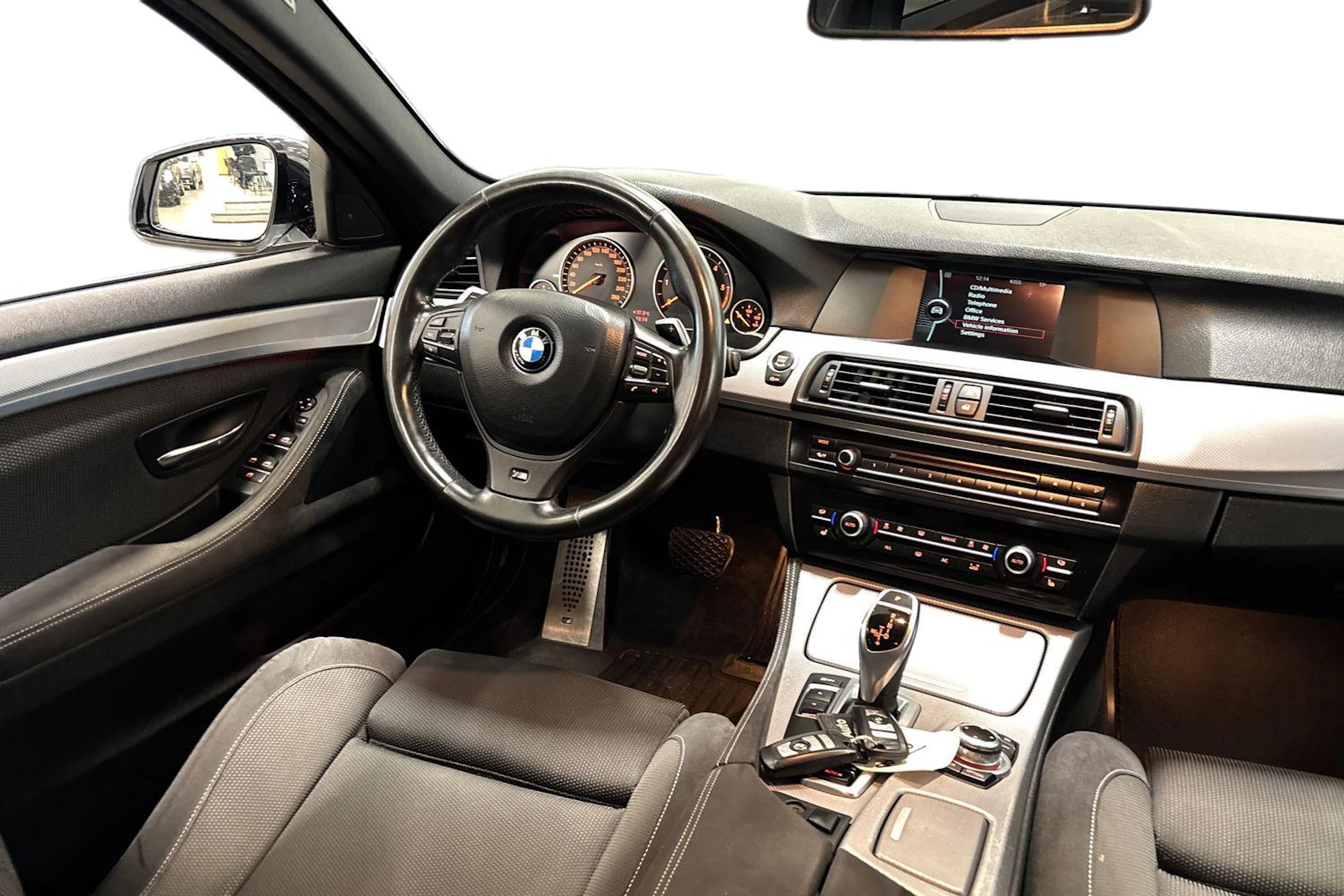valkoinen BMW 520 2013 kuva 7.