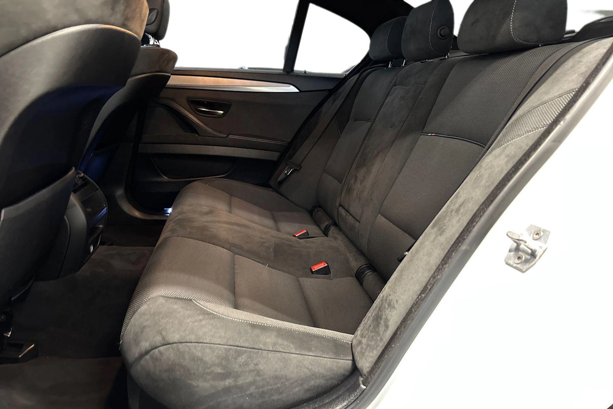 valkoinen BMW 520 2013 kuva 8.