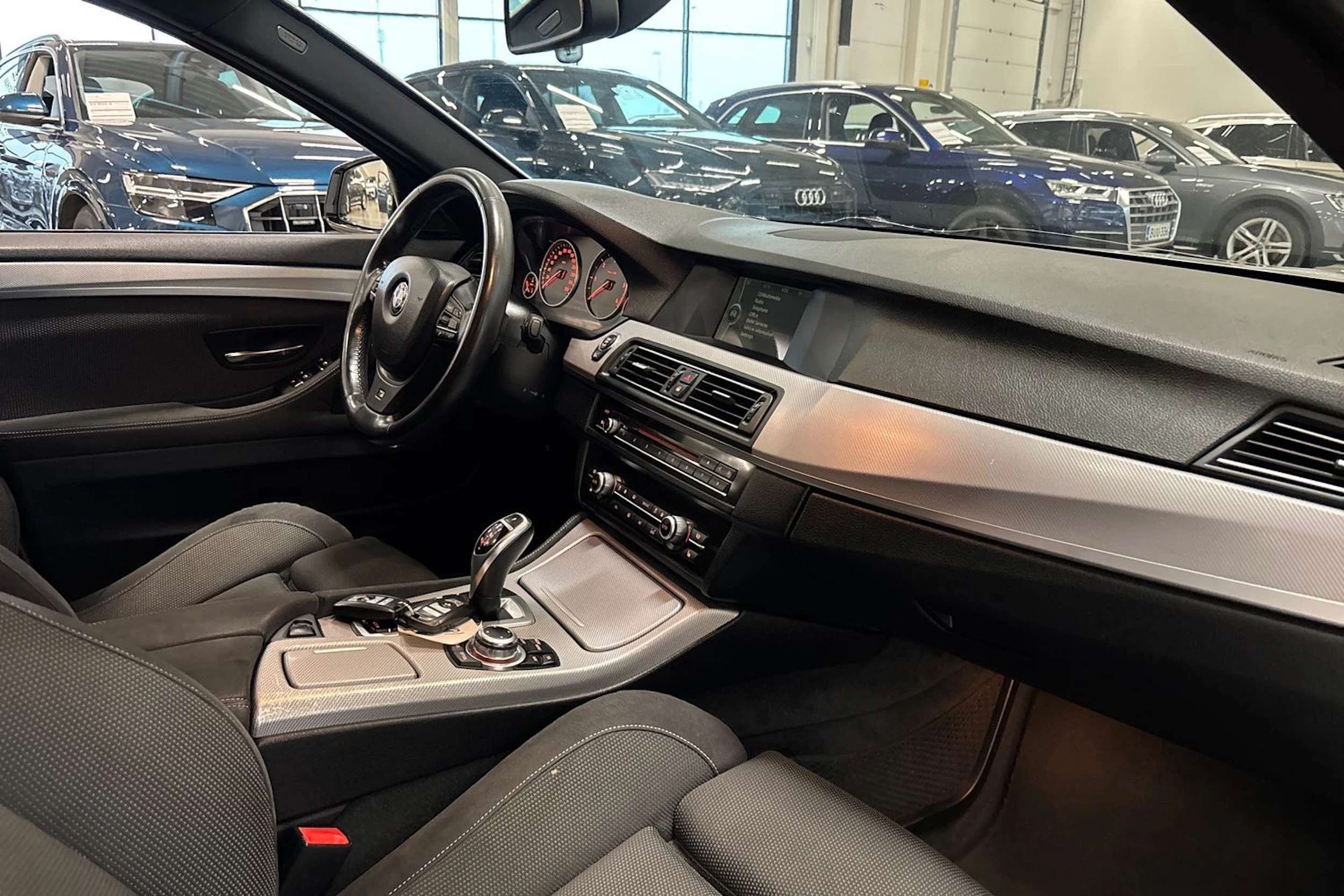 valkoinen BMW 520 2013 kuva 12.
