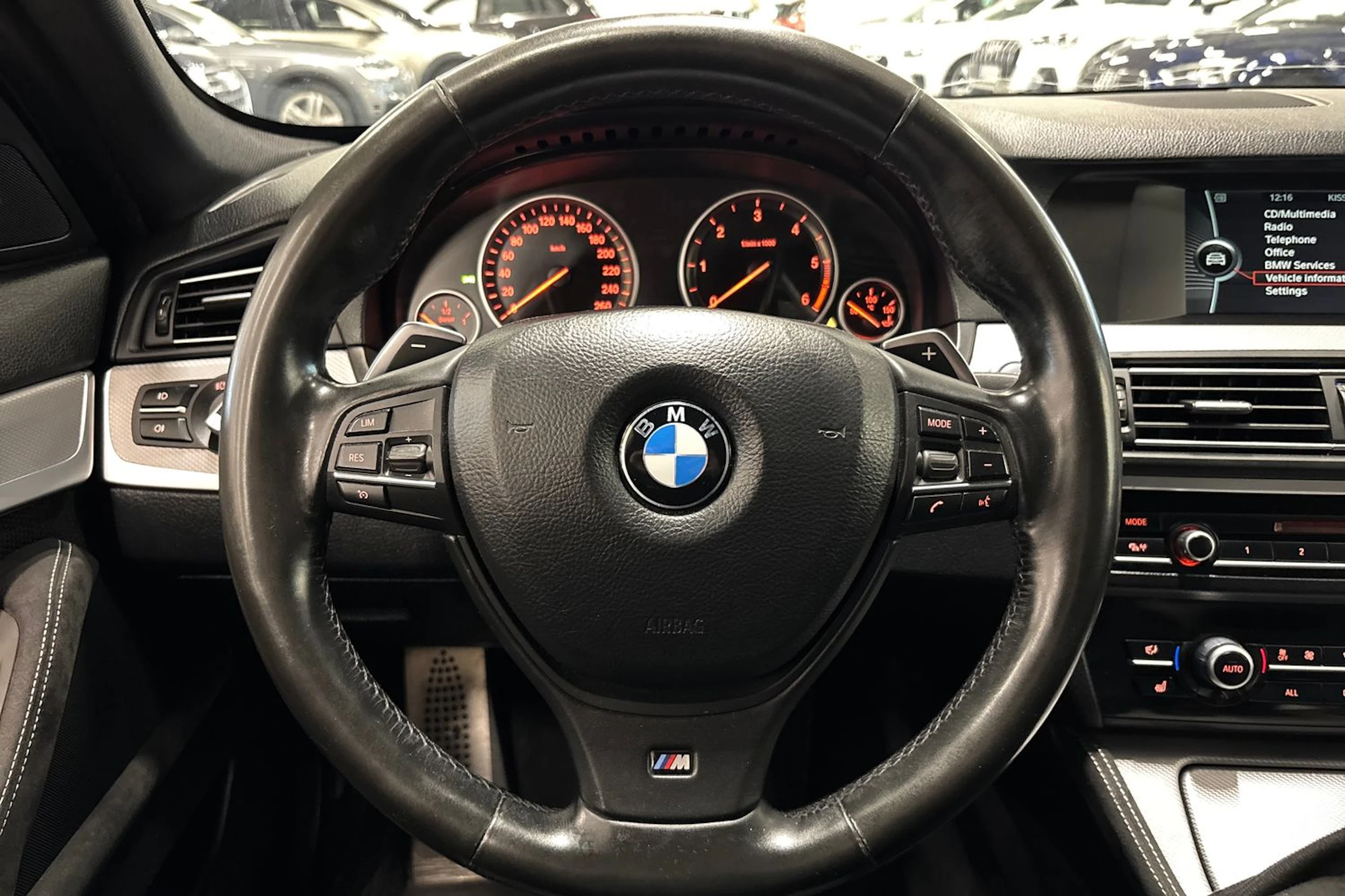 valkoinen BMW 520 2013 kuva 13.