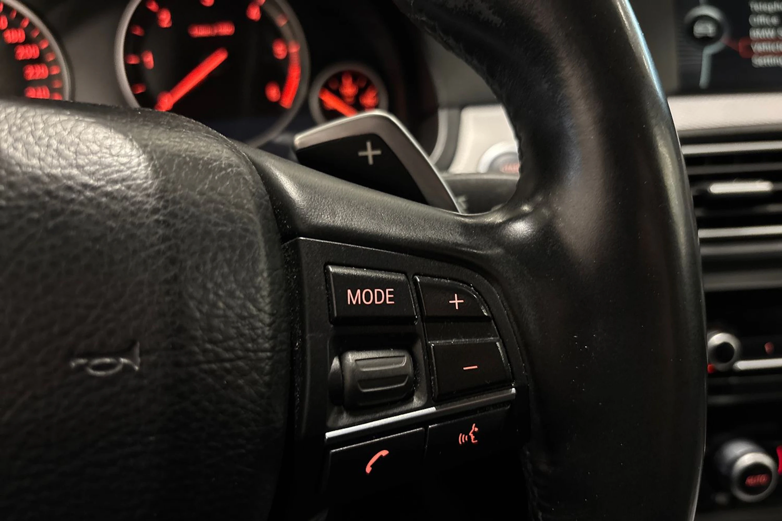 valkoinen BMW 520 2013 kuva 14.