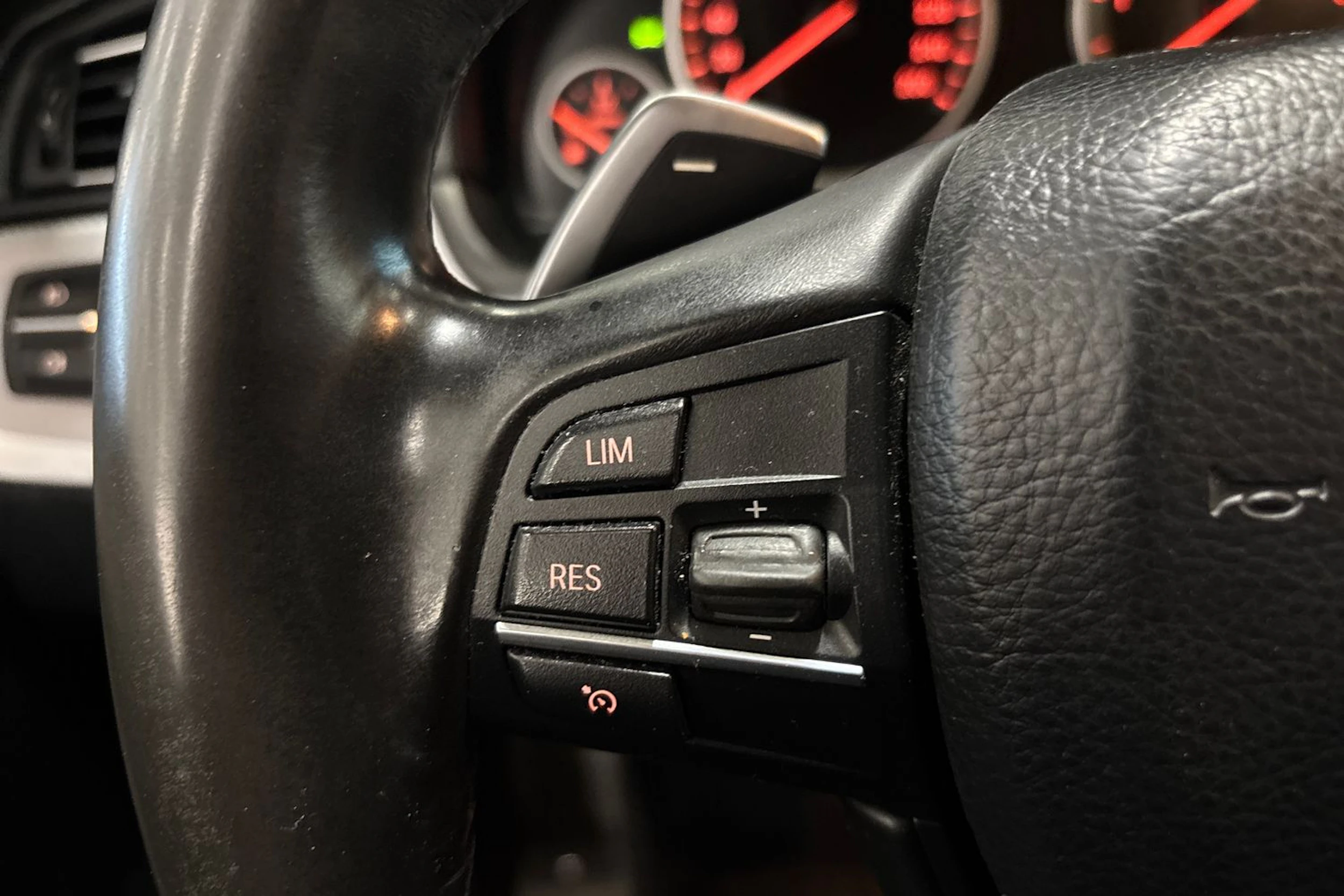 valkoinen BMW 520 2013 kuva 15.