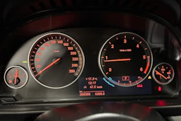 valkoinen BMW 520 2013 kuva 16.