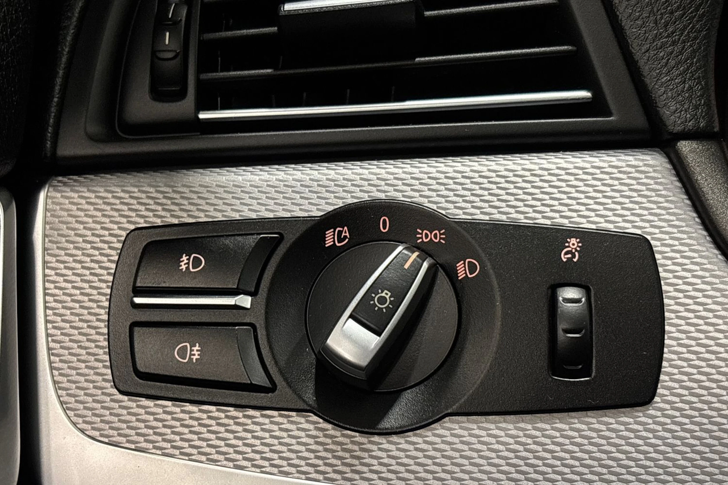valkoinen BMW 520 2013 kuva 17.