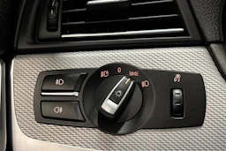 valkoinen BMW 520 2013 kuva 17.