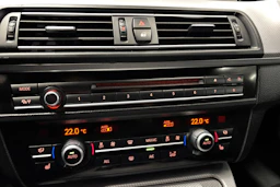 valkoinen BMW 520 2013 kuva 25.
