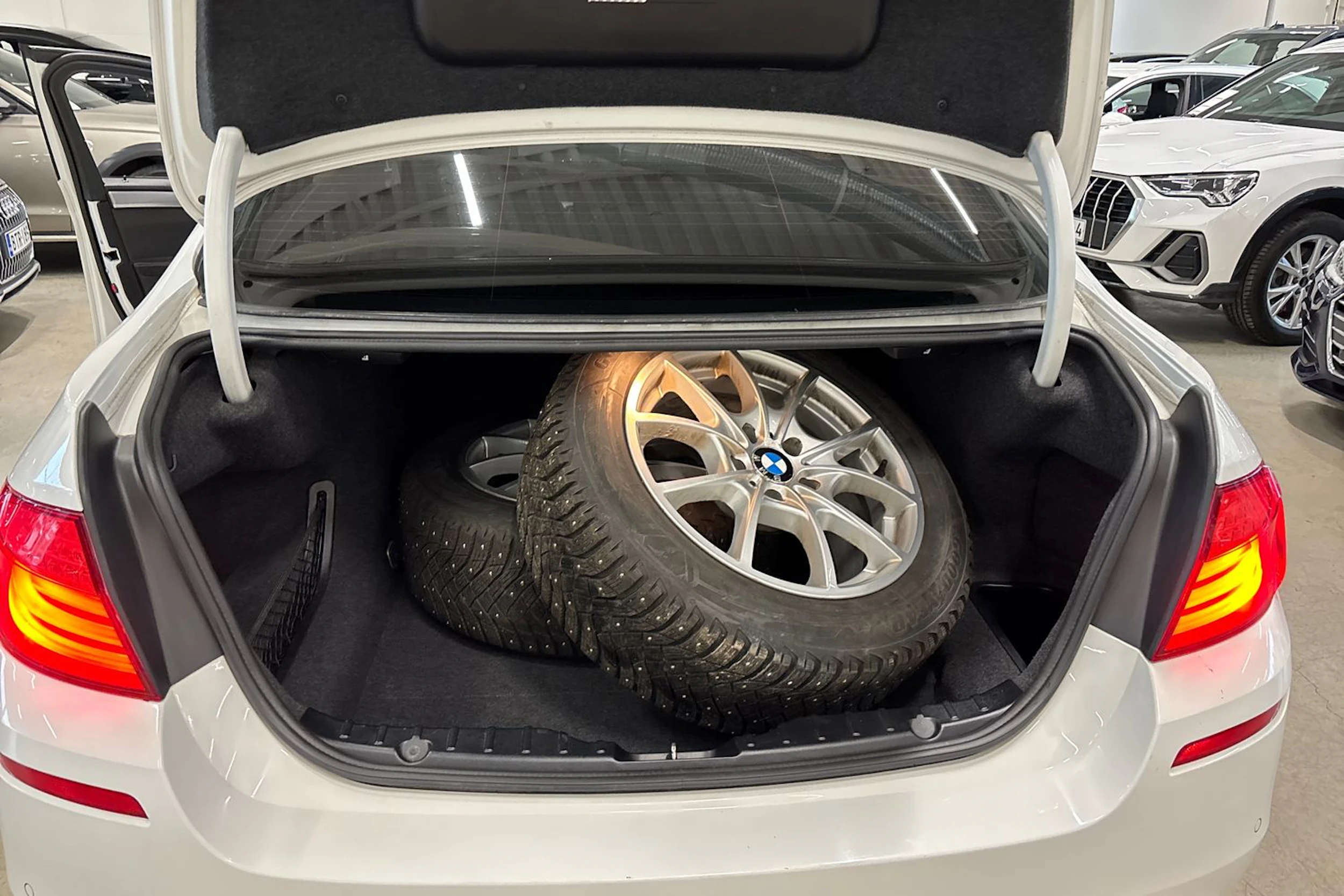 valkoinen BMW 520 2013 kuva 31.