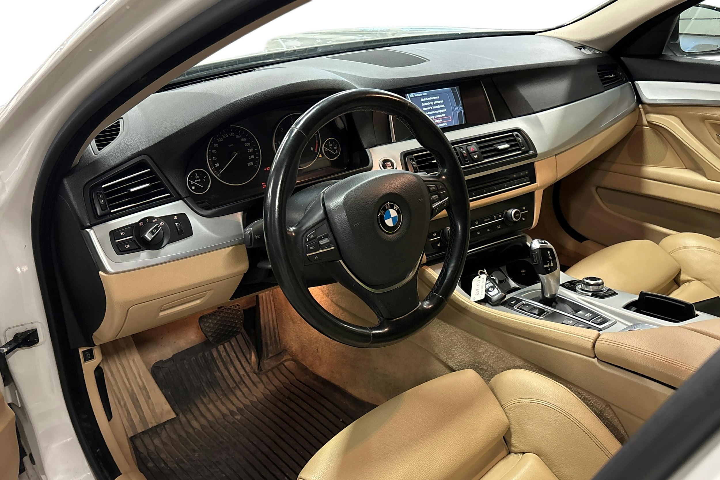 valkoinen BMW 520 2014 kuva 3.