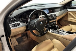 valkoinen BMW 520 2014 kuva 3.