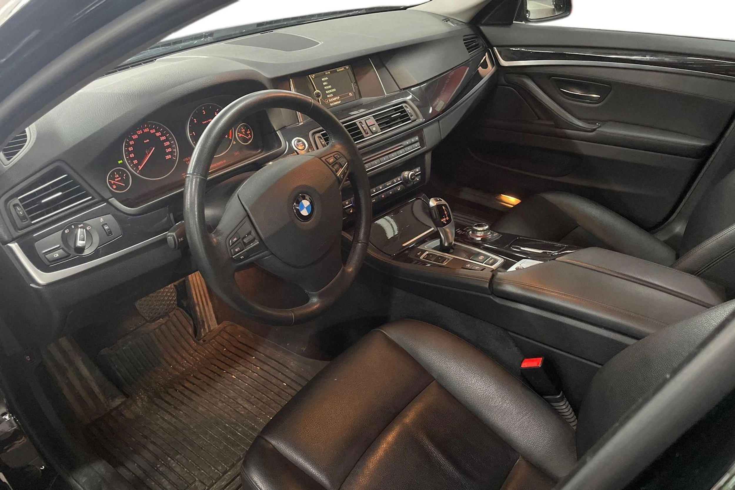 Musta BMW 520 2014 kuva 3.
